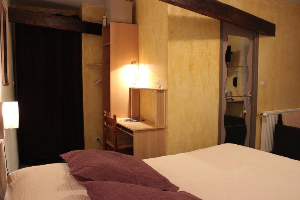 Auberge Du Bord Des Eaux - Demi-Pension Assuree Sur Reservation แซ็ง-อาร์มองด์-เลส์-ซูว์ ภายนอก รูปภาพ